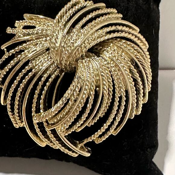 Gold Tone‎ Brooch Pin Swirl Design Statement Jewelry Vintage Style - Picture 4 of 8